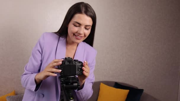自由撰稿人。远程工作。触摸训练，快乐的女人架起相机 — 图库视频影像