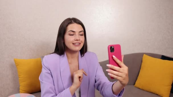 Mobiltelefon gadget skjuta kvinna bloggare, influencer talar för handledning webinar — Stockvideo