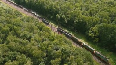 Arial görüş. Yük treni kazası, nakliye kazası, tren hasarı.