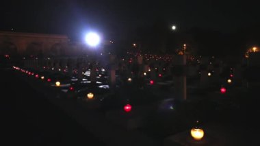 Mezarlıkta ayin lambası. Lampiob, mezarlıkta mum. Gece eski mezarlık.