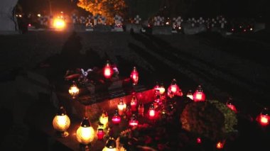 Mezarlıkta ayin lambası. Lampiob, mezarlıkta mum. Gece eski mezarlık.