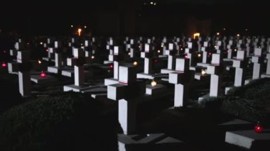 Mezar taşı Katolik Hristiyan mezarlığı. Cadılar Bayramı teması. Mezarlıkta eski bir mezar