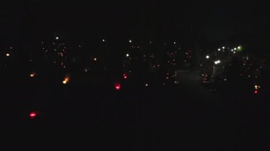 Mezarlığın panorama 'sı. Siluet mezar taşları. Cadılar Bayramı teması.