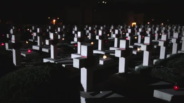 Cimetière chrétien catholique en pierre tombale. Thème Halloween. Ancienne tombe sur le cimetière — Video