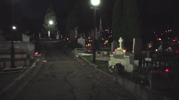 Fond effrayant cimetière croix sombre, concept d'horreur, Halloween. pierres tombales — Video