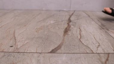 Sel baskını, damlayan su, bakım sorunu. Birisi ayak bileğine kadar banyoya batmış vaziyetteyken banyo kiremitleri su sızdırıyor..