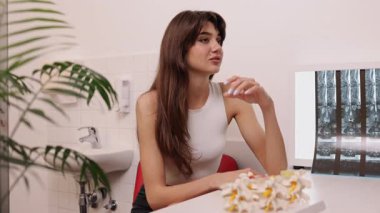 Omurga sağlığı, tıbbi tartışma, röntgen analizi. Gülümseyen hasta, masadaki röntgen ve omurga modelini inceleyerek, sağlık hizmeti sağlayıcısıyla omurga sağlığını tartışıyor..