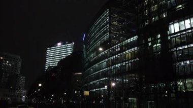 Ofis Aydınlatma, City Twilight, Skyline Glow. Camdan ofislerde geceler parıldıyor..