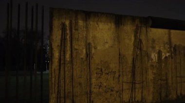 Berlin Duvarı Tarihi Anıtı, Pathway parıltısı, Duvar aydınlanması. Berlin Duvarı çevresindeki patika ve alan geceleri loş sokak lambalarıyla hafifçe aydınlatılıyor..
