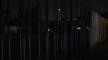 Yol aydınlatması, Yol Manzarası, Anma Işıkları. Yol ve çevre Berlin Duvarı Gece boyunca loş sokak lambalarıyla aydınlatılmış.