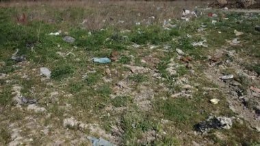 Çöp ihmali, atık ihmali, çöp alanı. Atık yığınları tarafından tüketilen peyzajlar ciddi bir çevresel krizin sinyalidir..