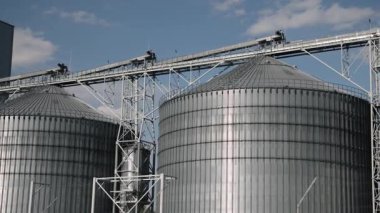 Metalik dış yüzey, bina metali, silo yapısı. Endüstriyel ufuk çizgisi parlak metalik silolarla zenginleştirilir..