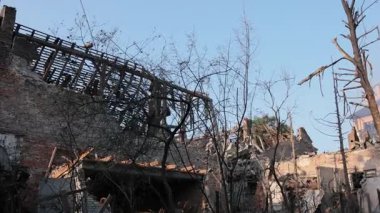 Düşman uçakları, harabe evler, hasarlı daireler. Enkaz ve enkazdan yükselen duman nedeniyle apartman bloklarında ağır hasar görülüyor.