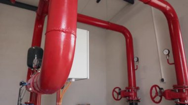 Yangın söndürme, kontrol vanası, Riser odası. Görünür göstergeleri, vanaları ve genişleme tankı olan büyük kırmızı endüstriyel boru hattı sistemi, muhtemelen kısmen yangın önleme ağı..