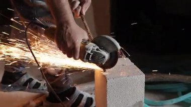 Manuel makine, çelik atölyesi, metal kıvılcımlar. Parlak kıvılcımlar endüstriyel çalışma alanına sıçramış gibi çelik çubuk kesen yakın çekim işçisi..