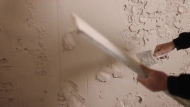 seviye aracı, seviye aracı, Düz araç. Dar görüşlü Tradesperson, iç duvarda uzun düz alçıyı inceliyor..