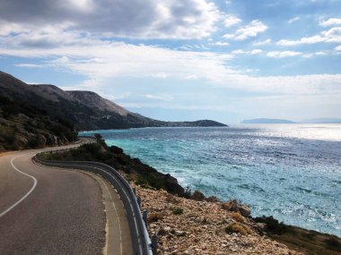 Turkuaz Adriyatik denizi boyunca dolambaçlı kıyı yolu, Hırvatistan.