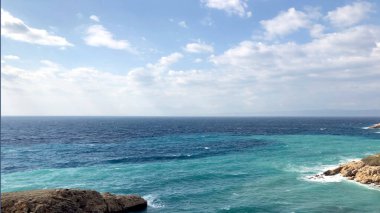 Hırvatistan 'ın Stara Baska, Krk adasındaki turkuaz deniz ve kayalık sahil manzarası.