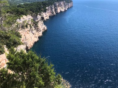 Telascica Doğa Parkı, denizin 200 metre yukarısına çıkan ve 90 metre derinliğe inen Dugi Otok 'un sözde kayaları ve tuz gölü Mir ile Adriyatik' in en büyük ve güvenli doğal limanı konumundadır..