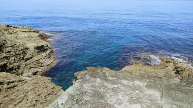 Japonya 'nın sakin deniz manzarası ve yaz başında Shonai sahilindeki kayalık kıyı şeridi, Yamagata, Japonya