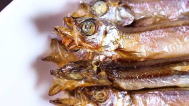 Izgara capelin Shisamo 'ya yakın plan, tabakta yumurta, geleneksel Japon ızgara balık tabağı.