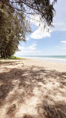 Uzun kıyı şeridi el değmemiş gibi görünen krem rengi kumla uzanıyor. Deniz suyu, küçük dalgaların kıyıya vurduğu, yumuşak beyaz bir köpük oluşturan turkuaz mavisi bir turkuazdır..