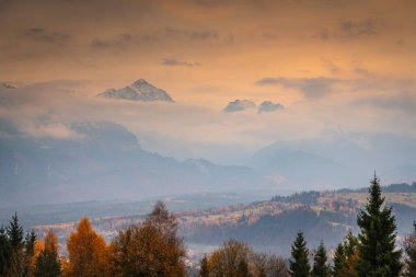 Litwina 'dan görülen Misty Tatra Dağları katmanlı tepeler, sonbahar ormanı ve yumuşak pastel gökyüzü güney Polonya' da huzurlu kırsal alanlar yaratıyor.