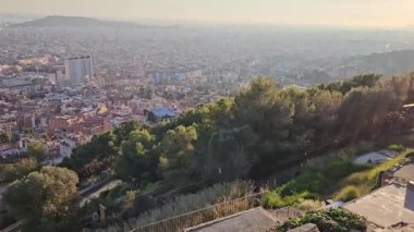 Sagrada Familia ve Akdeniz ile Barselona 'nın panoramik manzarası