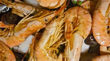 Karides ve midyeli geleneksel İspanyol deniz ürünleri paella 'sının yakın çekimi.