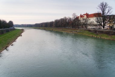 Uzh Nehri 'nin Ukrayna, Uzhhorod' dan geçişi geniş bir açıdan görülebiliyor.