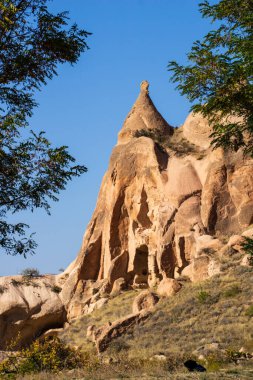 Peri bacaları ve mağara mimarisi ile ünlü Cappadocia 'nın gerçek üstü jeolojik harikalarını ve tarihi konutlarını araştırın.