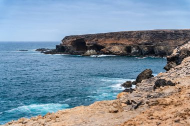 Fuerteventura 'daki engebeli kayalıklar ve Ajuy deniz mağaraları Atlantik Okyanusu tarafından şekillendirilmiş çarpıcı bir doğal manzara sunuyor.