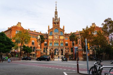 UNESCO 'nun Dünya Mirası adlı ikonik hastanesi Sant Pau, kırmızı tuğla cephesi ve süslü ayrıntılarıyla karmaşık modernist mimarisini sergiliyor.