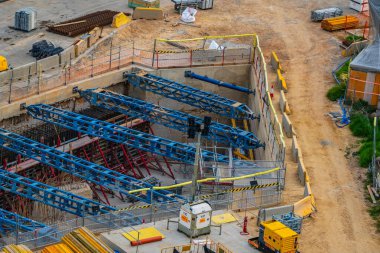 Derin bir çukur, çelik takviyesi ve vinç ve jeneratör gibi ağır ekipmanların yer aldığı büyük bir inşaat alanının havadan görüntüsü, 30 Kasım 2025, Barselona, İspanya