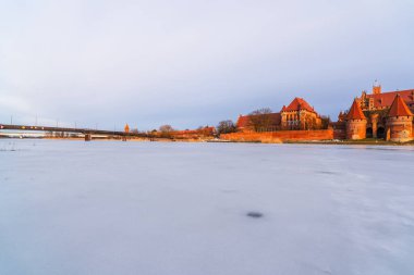 Bir UNESCO Dünya Mirası sahası olan Polonya 'daki geniş ortaçağ Malbork Kalesi, kış boyunca karla kaplı bir arazide görülüyor.