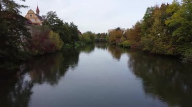 pürüzsüz insansız hava aracı Almanya, Bamberg 'de nehir üzerinde uçuyor.
