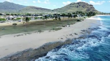 İnsansız hava aracı Hawaii Maili plajı ve okyanusu, Oahu, ABD