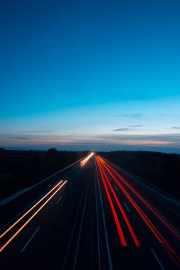 Gece bir otoyolda hafif patikalar