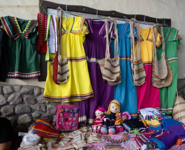 Panama 'nın Santa Fe bölgesindeki açık hava pazarında giysi bebekleri ve çantalar gibi el yapımı eşyalar Güney Amerika' nın hediyelik eşya dükkanı yatay görüntüsü Panama 'da açık hava pazarında parlak renkli giysiler satmak için el yapımı ürünler.