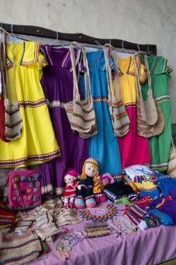 Panama 'nın Santa Fe bölgesindeki açık hava pazarında giysi bebekleri ve çantalar gibi el yapımı eşyalar Güney Amerika' nın hediyelik eşya dükkanı yatay görüntüsü Panama 'da açık hava pazarında parlak renkli giysiler satmak için el yapımı ürünler.