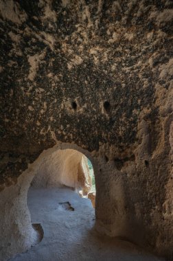 Mağaranın içinden, Bandelier Ulusal Anıtı 'nın Sandoval New Mexico' daki antik kalıntıları Los Alamos yakınlarındaki antik mağaranın kadim ve geleneksel arazi turizmi New Mexico dikey seyahat imgesine sahip kadim kemerli kapısı.