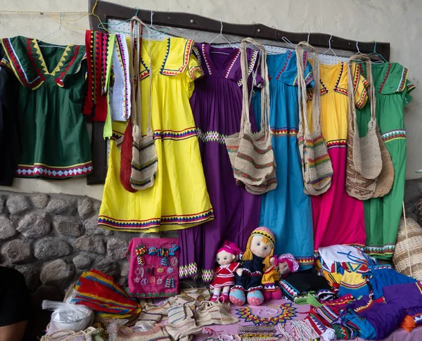 Panama 'nın Santa Fe bölgesindeki açık hava pazarında giysi bebekleri ve çantalar gibi el yapımı eşyalar Güney Amerika' nın hediyelik eşya dükkanı yatay görüntüsü Panama 'da açık hava pazarında parlak renkli giysiler satmak için el yapımı ürünler.