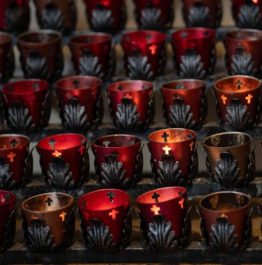 Kutsal bir kilisede haç kesen adak sahiplerindeki mumlar ölüleri ve ölenleri hatırlamak için ölüleri ve savaş suçlarında ya da doğal nedenlerle ölmüş olanları anmak için bir anma niteliğindedir.