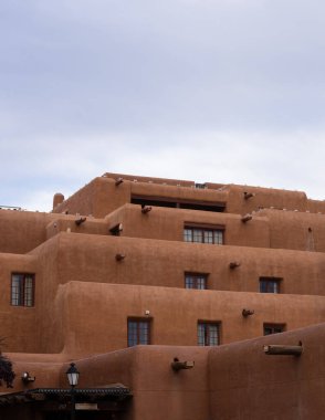 Birçok katı ve penceresi olan Santa Fe New Mexico 'daki ev ya da kerpiç tarzı bina ya da ofis inşaatı New Mexico tatil turizmi