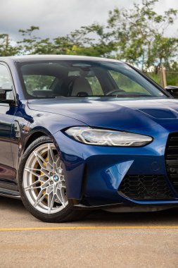 Mavi BMW M3 yarışması ön çeyrek kapanış, lüks spor sedan far ve tekerlek ayrıntıları açık havada