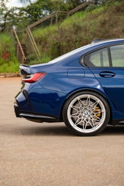 Mavi BMW M3 müsabaka arka tekerlek, spor sedan dış detay asfaltlı zemin