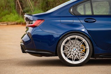 Mavi BMW M3 müsabaka arka tekerlek, spor sedan dış detay asfaltlı zemin