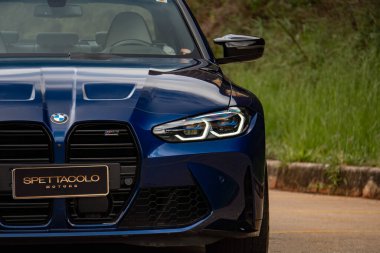 Mavi BMW M3 yarışması ön ızgara ve far, agresif spor araba ön taraf kapanıyor.