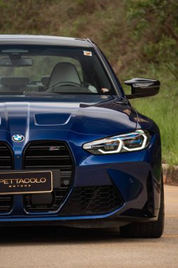 Mavi BMW M3 yarışması ön ızgara ve far, agresif spor araba ön taraf kapanıyor.