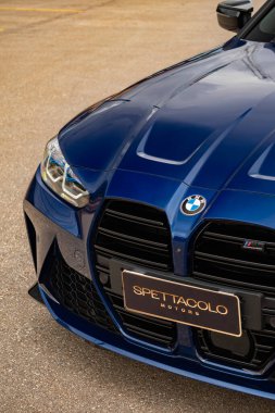 Mavi BMW M3 Kaput rozeti ve ızgara, Lüks Sportscar ön tarafı yüksek açılı